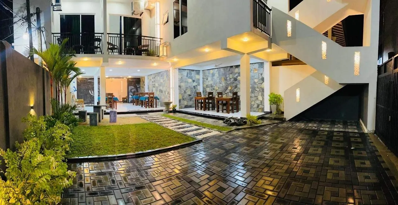 Funwhales Rest House Negombo