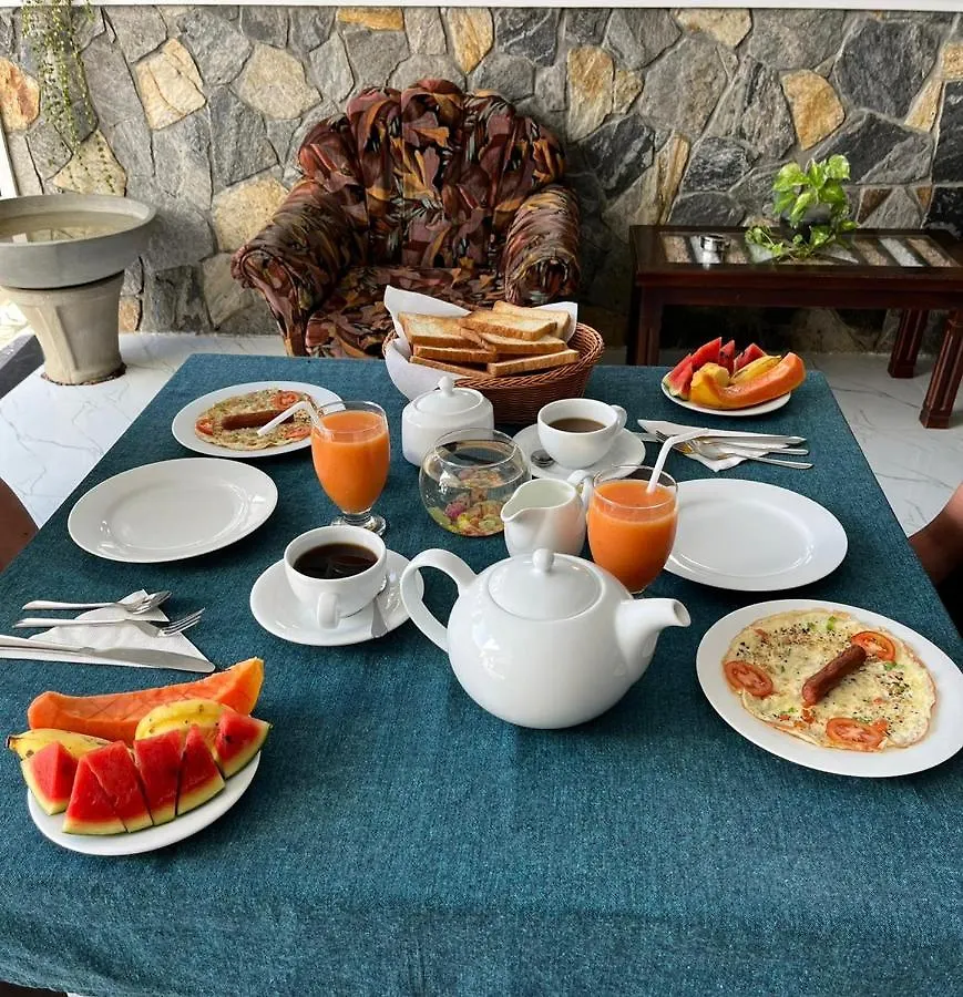 Funwhales Rest House Negombo